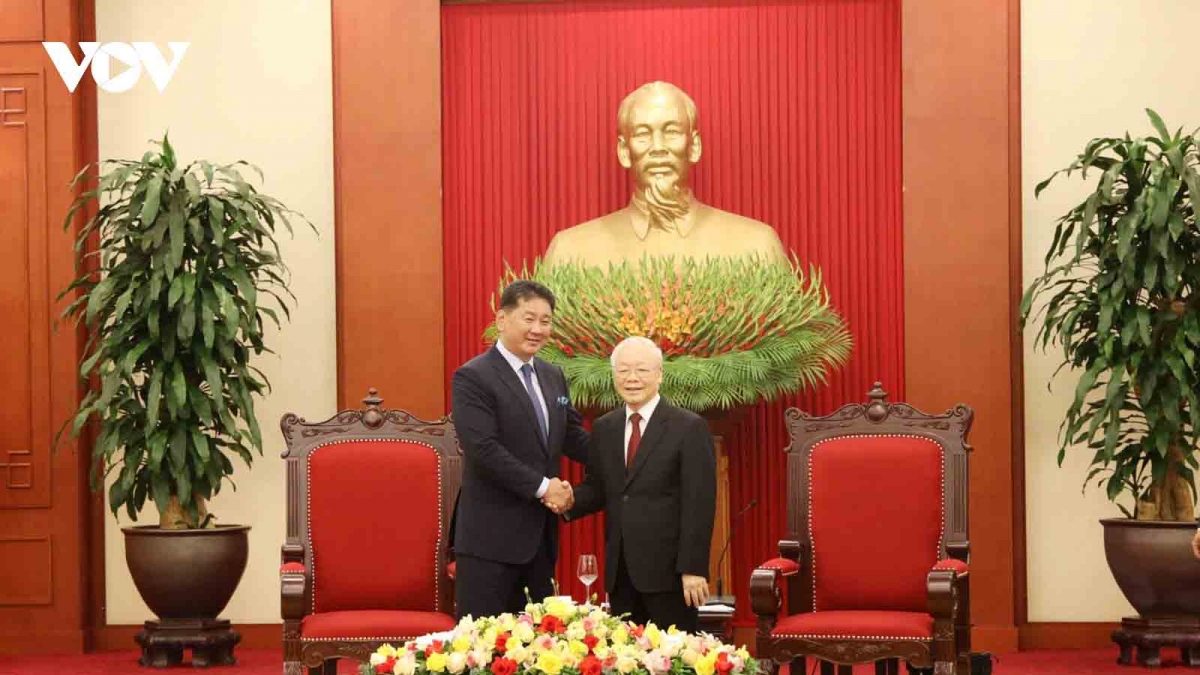 Top Party leader receives Mongolian President in Hanoi